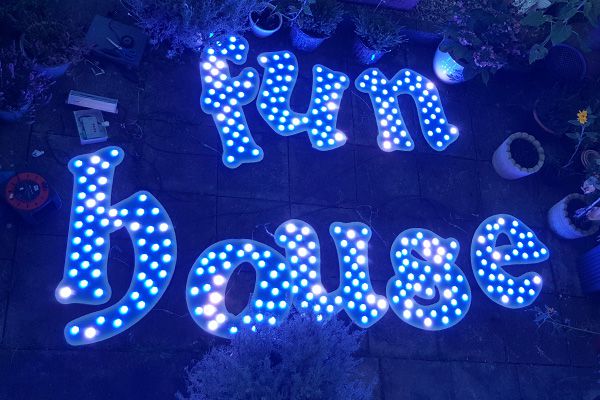 海博论坛照明的娱光灯用在英国游乐装备展示